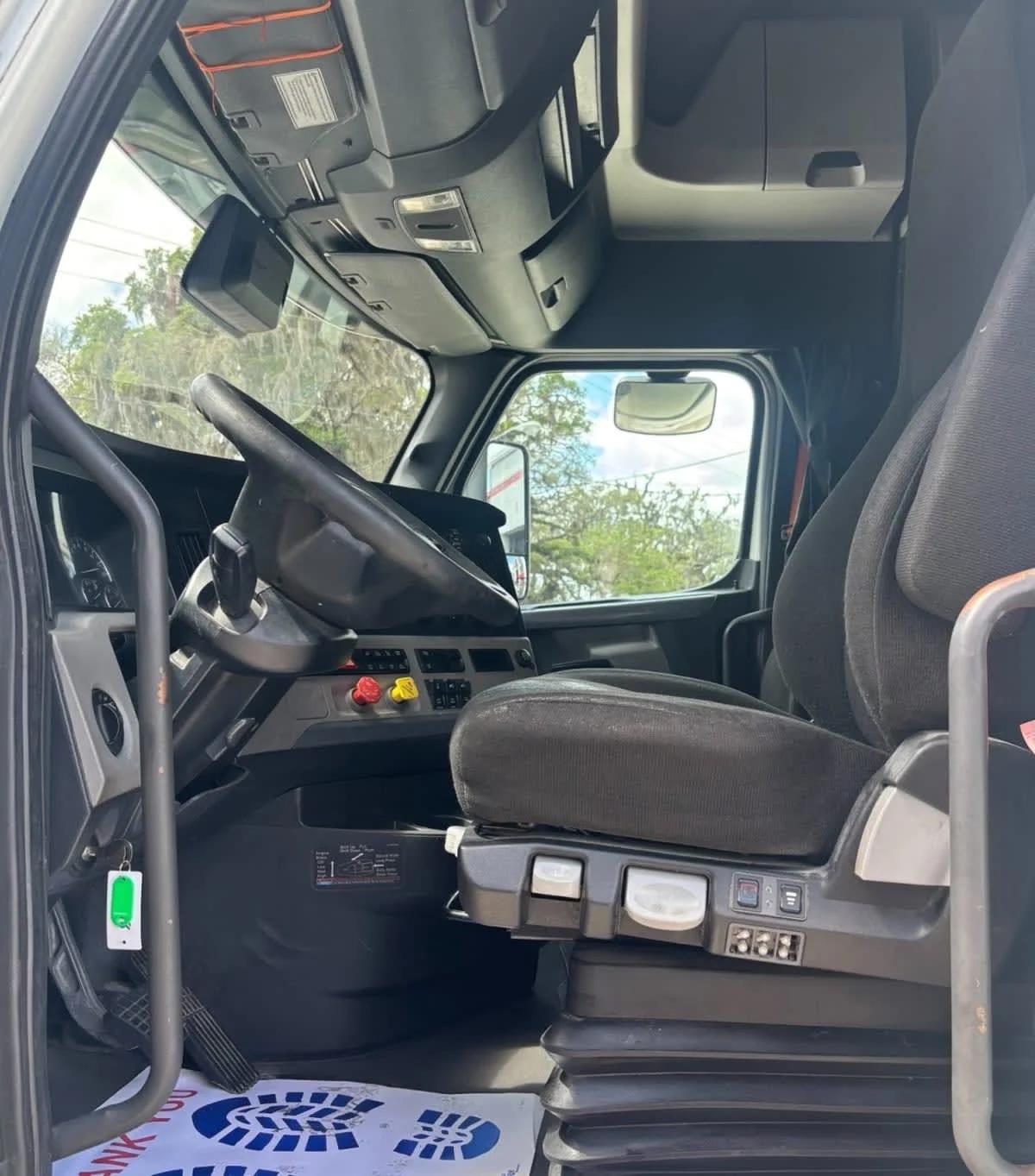2022 Freightliner Cascadia in Atlanta, GA — photo 3