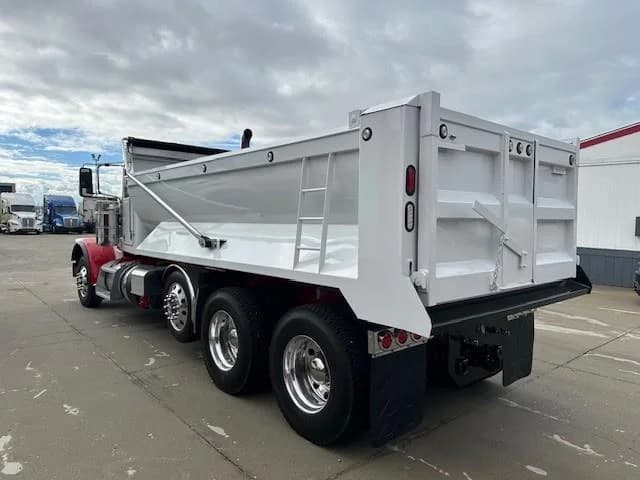 2023 Peterbilt 389 in Fontana, CA — photo 2