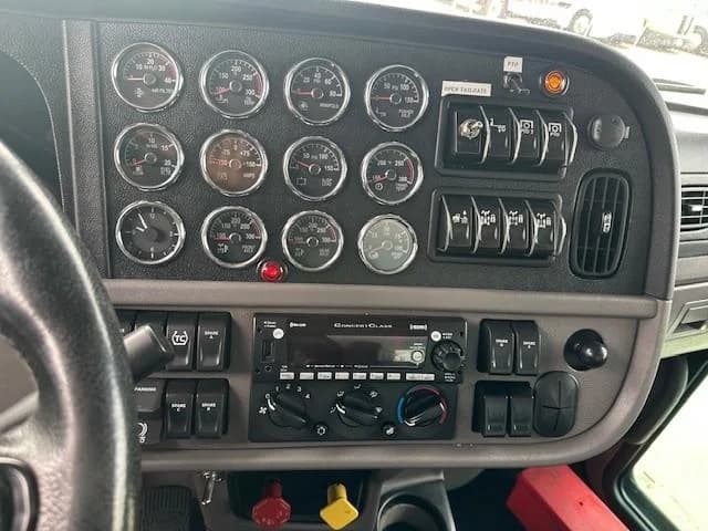 2023 Peterbilt 389 in Fontana, CA — photo 10
