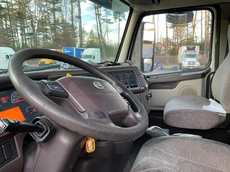 2015 Volvo VNL 300 in Londonderry, NH — photo 10