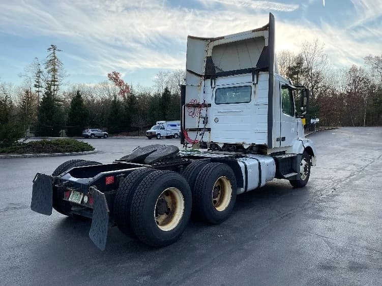 2015 Volvo VNL 300 in Londonderry, NH — photo 7