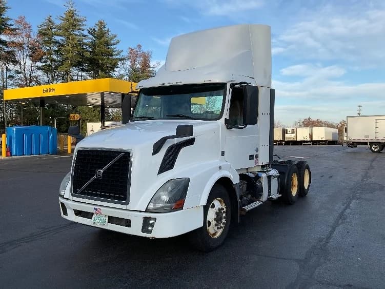 2015 Volvo VNL 300 in Londonderry, NH — photo 3