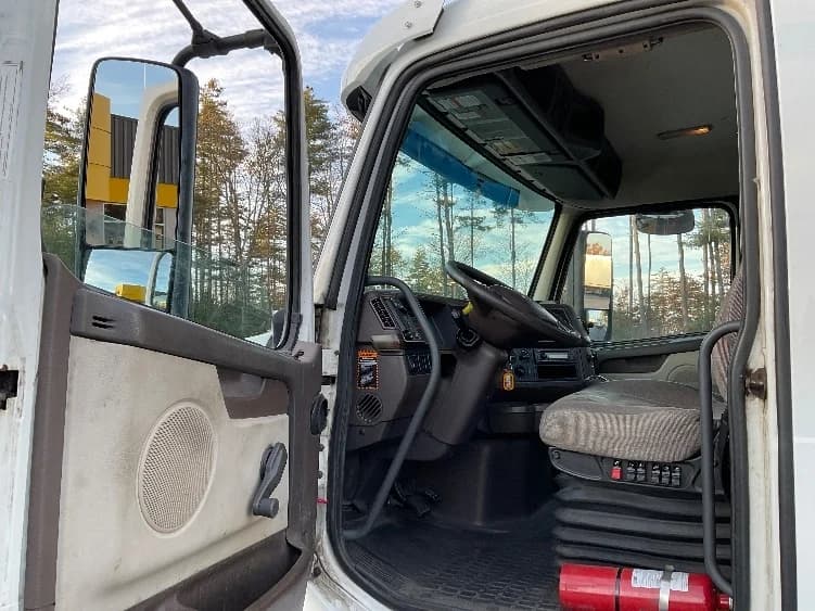 2015 Volvo VNL 300 in Londonderry, NH — photo 9