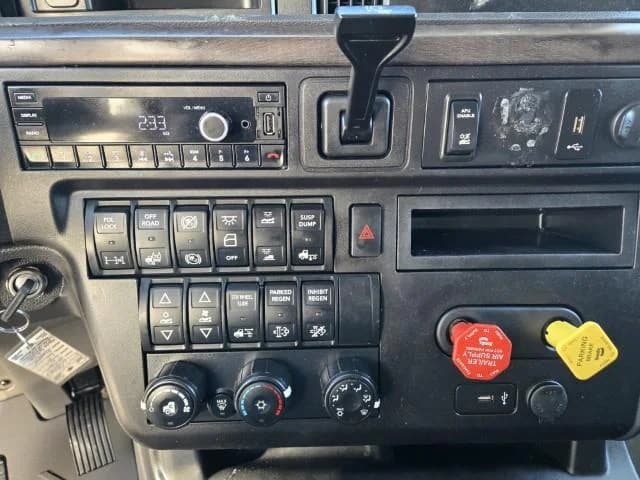 2023 International LT in Huntley, IL — photo 15