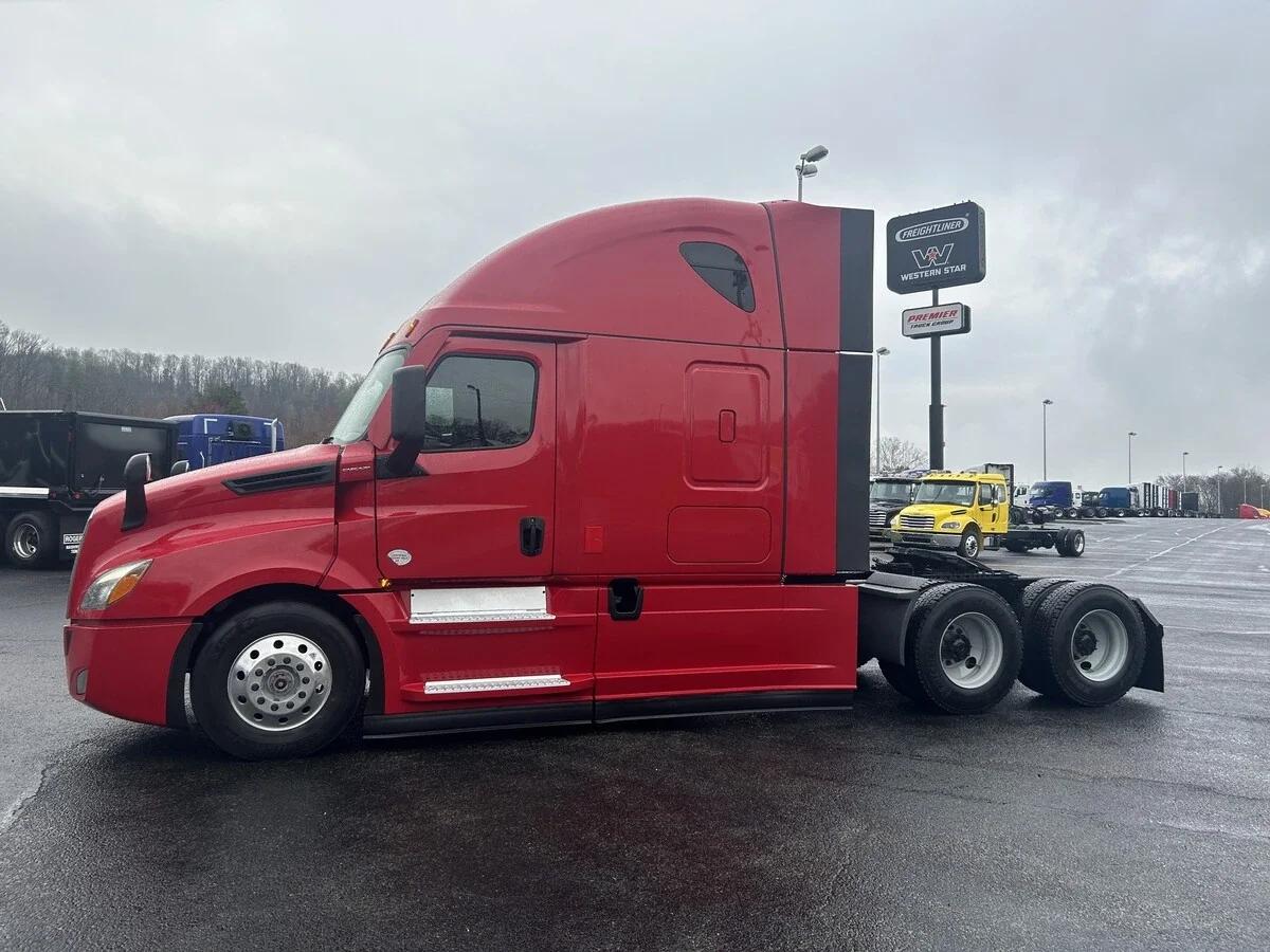 2022 Freightliner Cascadia in Knoxville, TN — photo 2