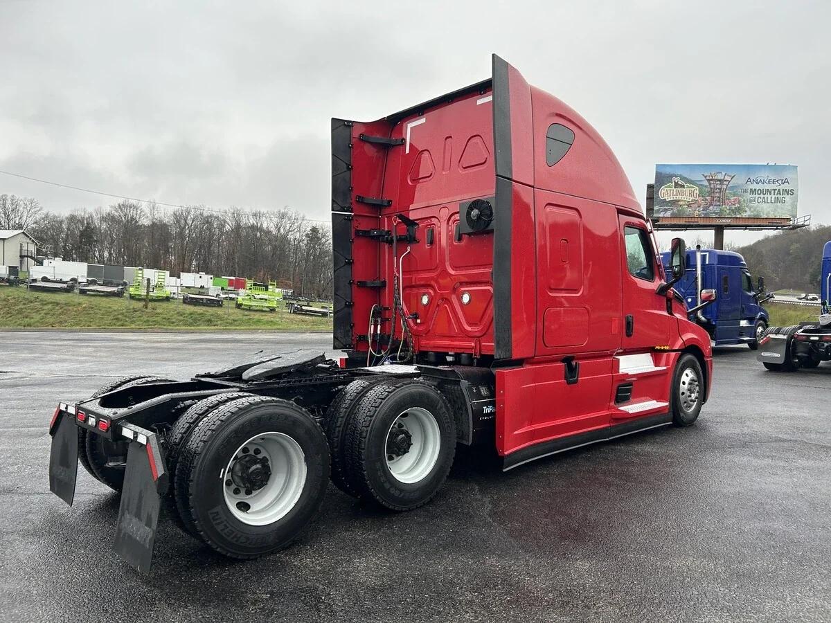2022 Freightliner Cascadia in Knoxville, TN — photo 5