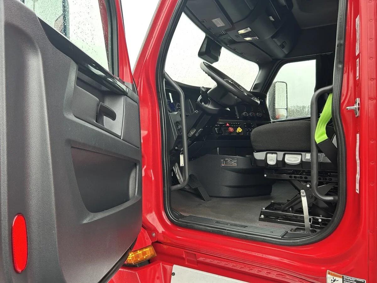 2022 Freightliner Cascadia in Knoxville, TN — photo 10