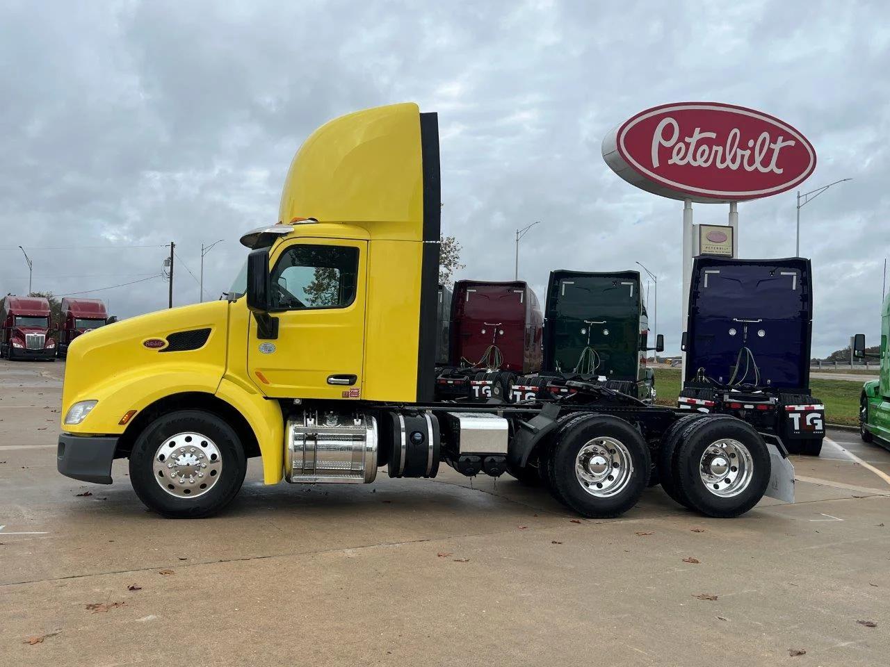 2021 Peterbilt 579 in Springfield, MO — photo 2