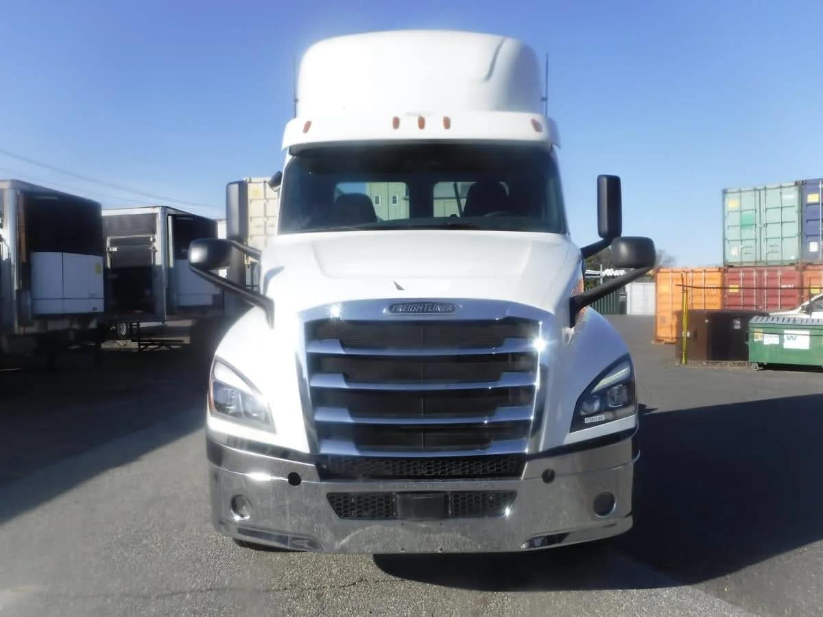 2019 Freightliner Cascadia in Springfield, MA — photo 2