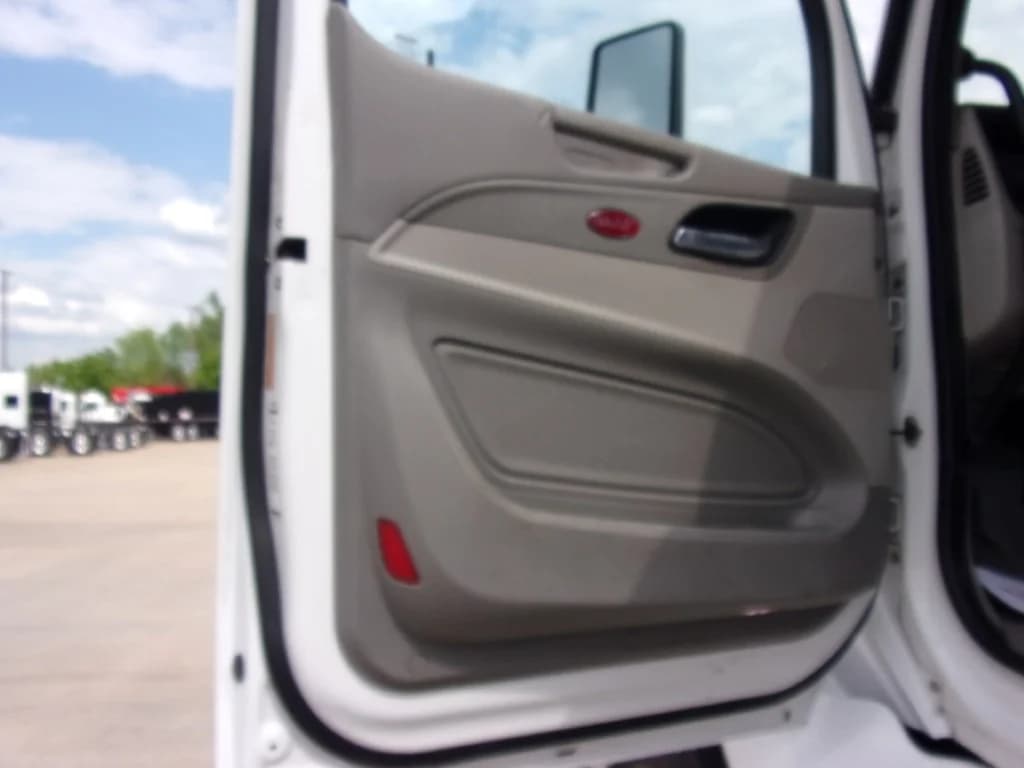 2020 Peterbilt 567 in Fort Smith, AR — photo 11