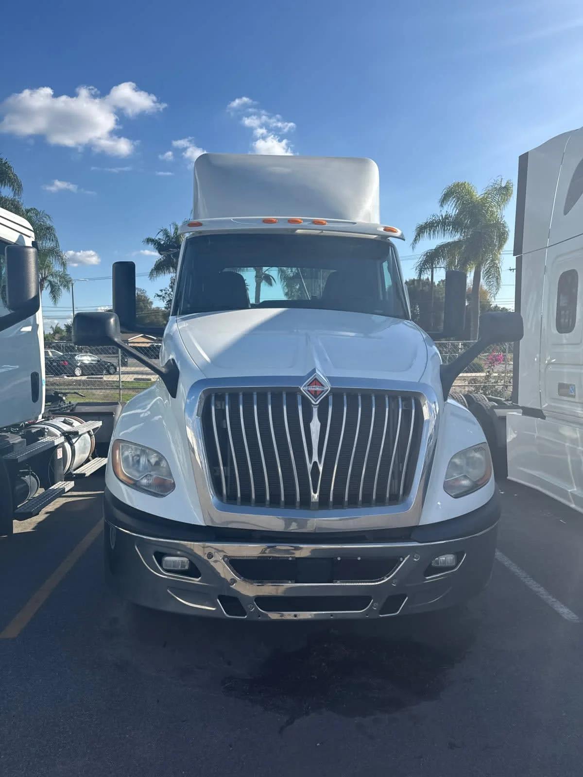 2019 International LT in Pomona, CA — photo 2
