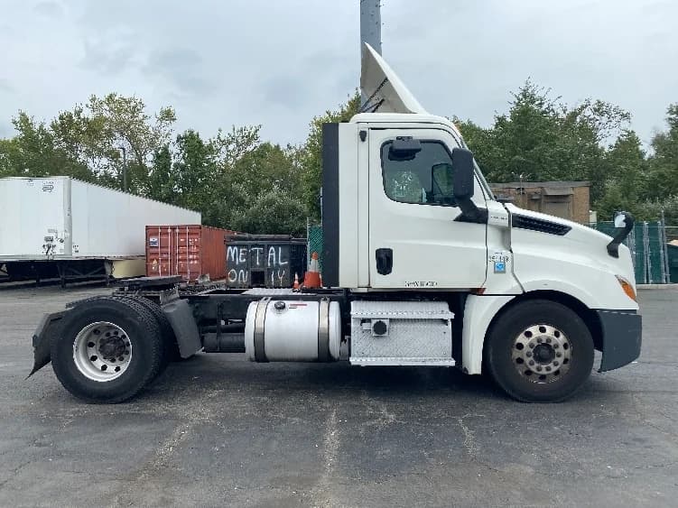 2020 Freightliner Cascadia in Parsippany, NJ — photo 8