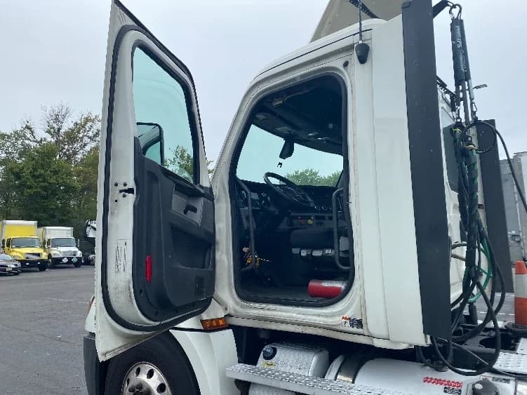 2020 Freightliner Cascadia in Parsippany, NJ — photo 9