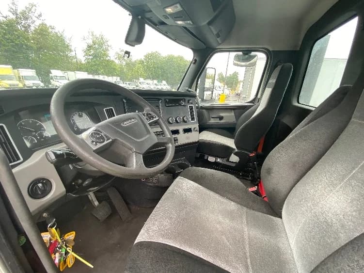 2020 Freightliner Cascadia in Parsippany, NJ — photo 10