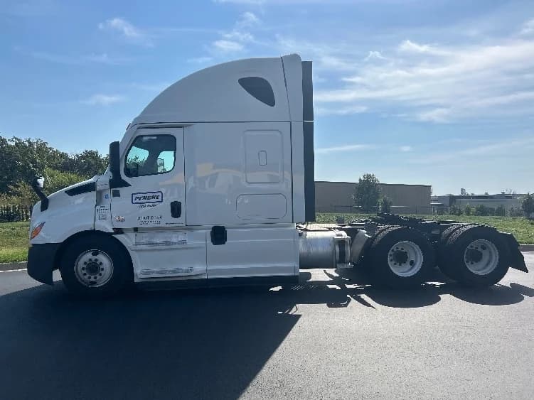 2023 Freightliner Cascadia in Wichita, KS — photo 4