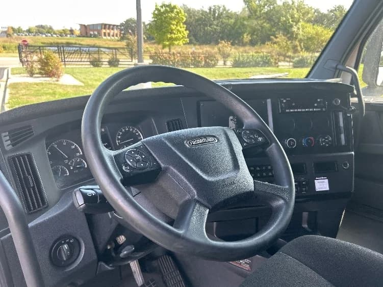 2023 Freightliner Cascadia in Wichita, KS — photo 10