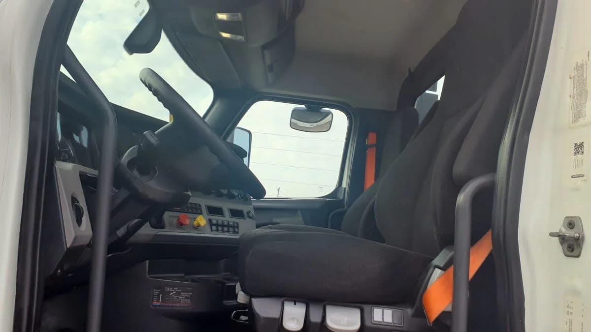 2019 Freightliner Cascadia in Birmingham, AL — photo 7