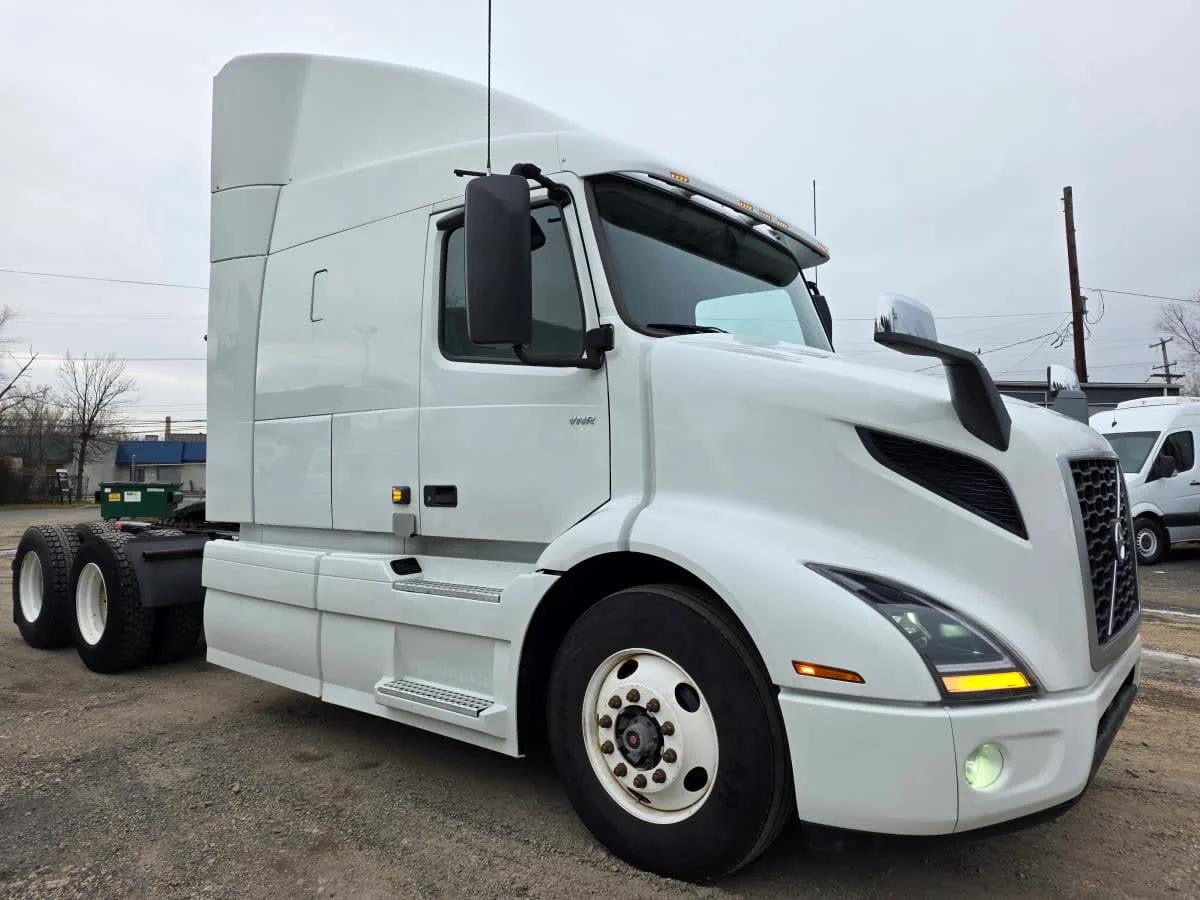 2020 Volvo VNR 640 in Bensalem, PA — photo 3