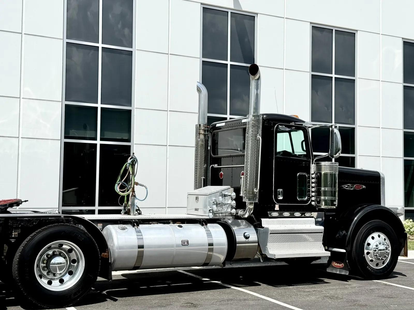 2021 Peterbilt 389 in New Lenox, IL — photo 7