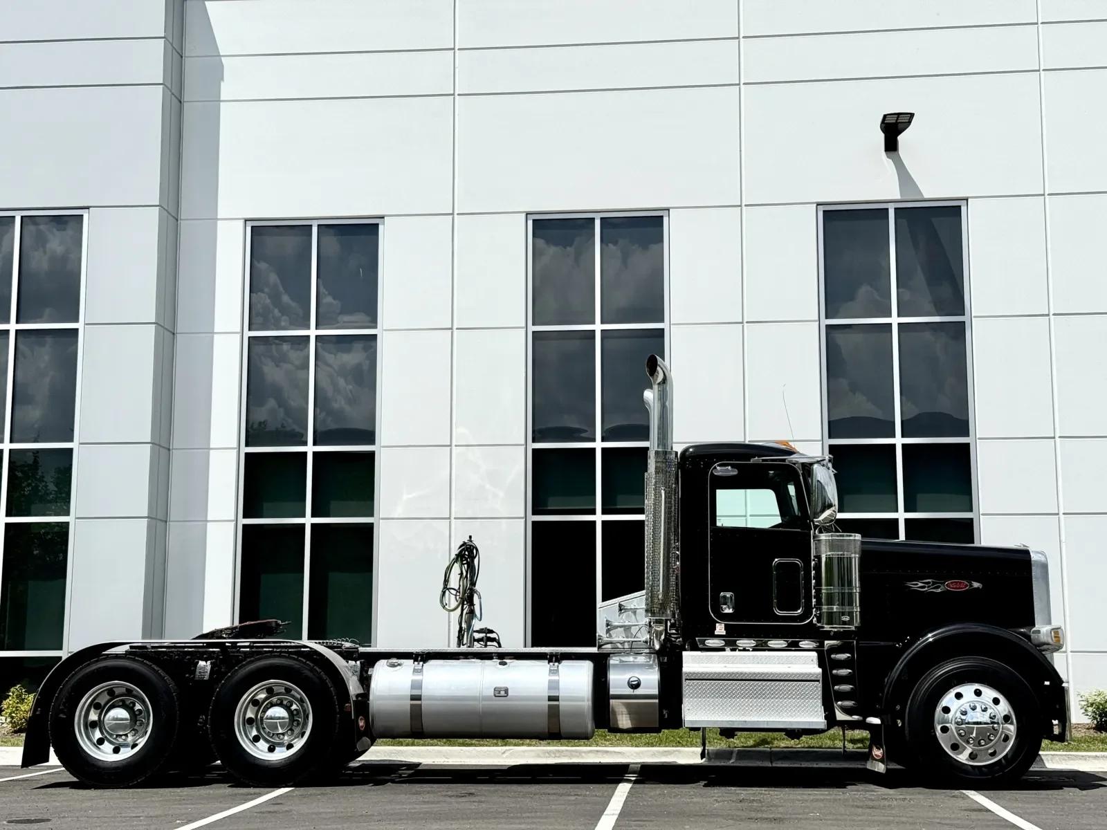 2021 Peterbilt 389 in New Lenox, IL — photo 3