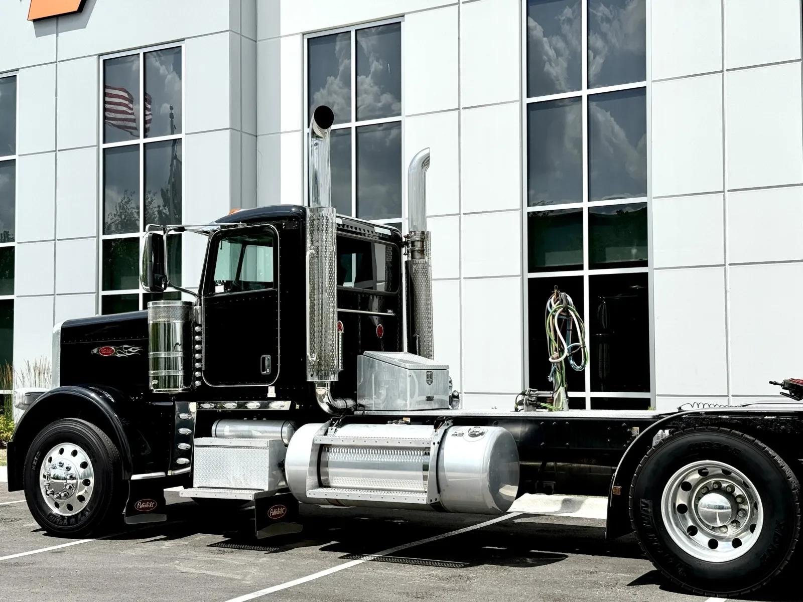 2021 Peterbilt 389 in New Lenox, IL — photo 8