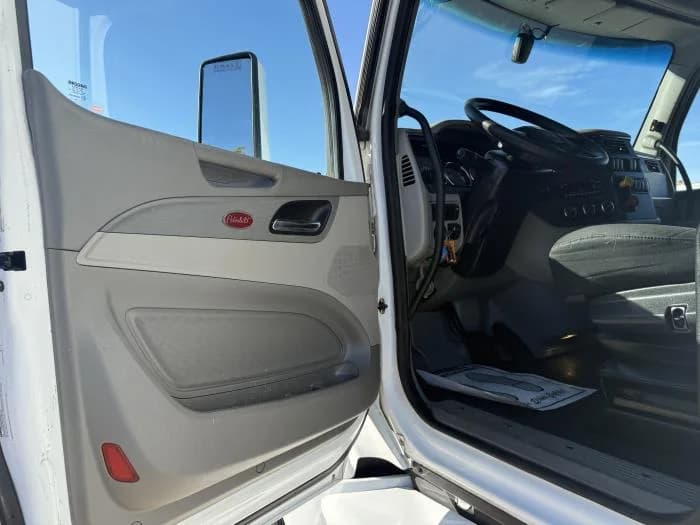 2022 Peterbilt 579 in Dallas, TX — photo 16