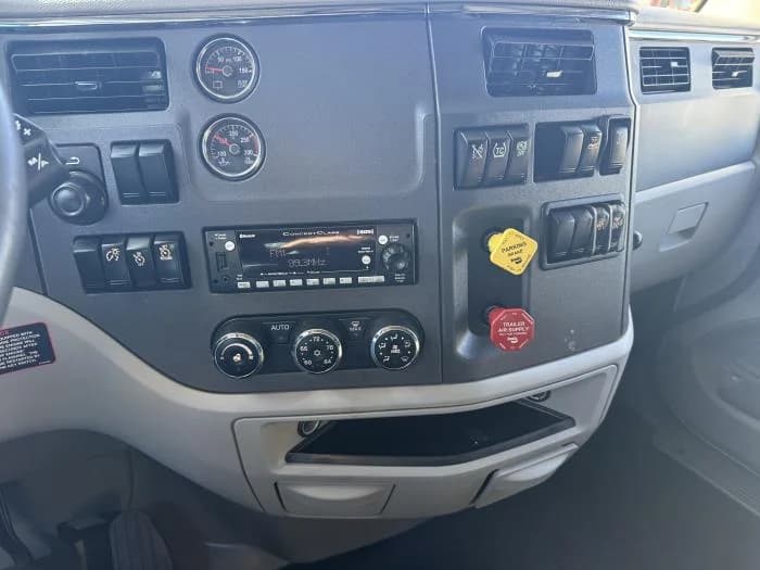 2022 Peterbilt 579 in Dallas, TX — photo 4