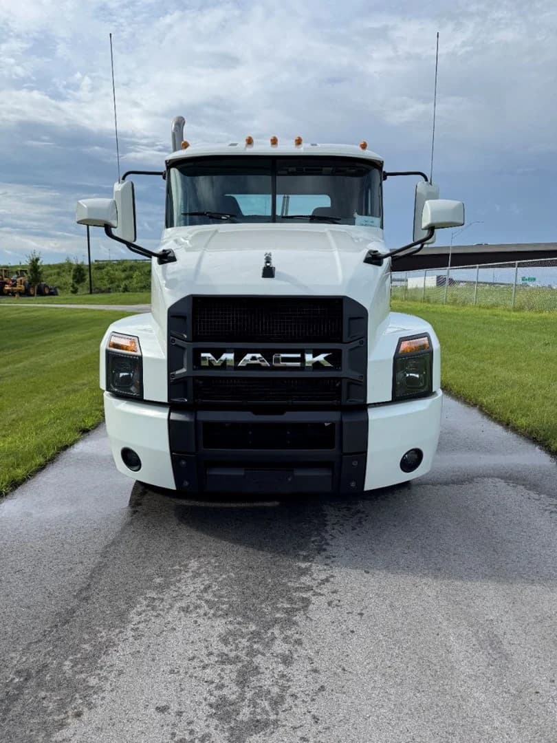2022 Mack Anthem in Carroll, IA — photo 2
