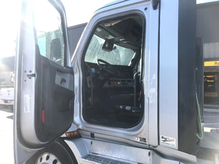 2020 Freightliner Cascadia in Norfolk, VA — photo 9