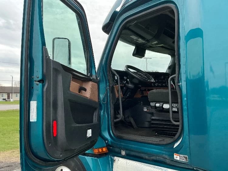 2021 Freightliner Cascadia in Elkhart, IN — photo 9