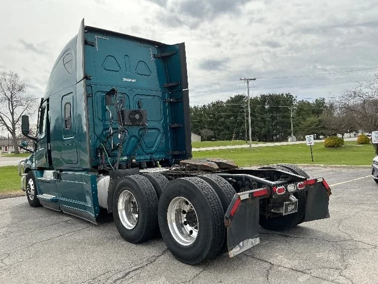 2021 Freightliner Cascadia in Elkhart, IN — photo 5