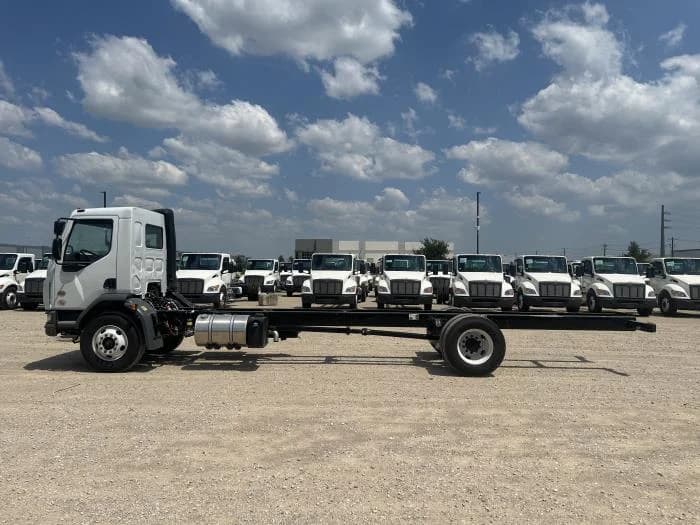 2025 Peterbilt 220EV — photo 9