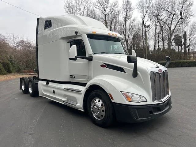 2023 Peterbilt 579 in Charlotte, NC — photo 3