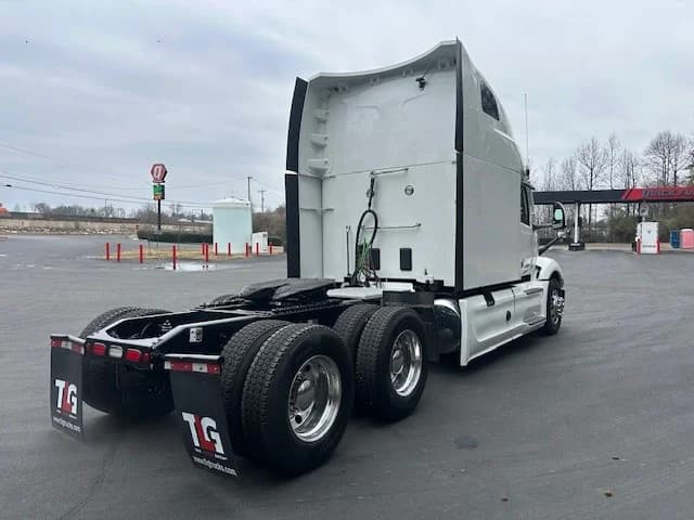 2023 Peterbilt 579 in Charlotte, NC — photo 4