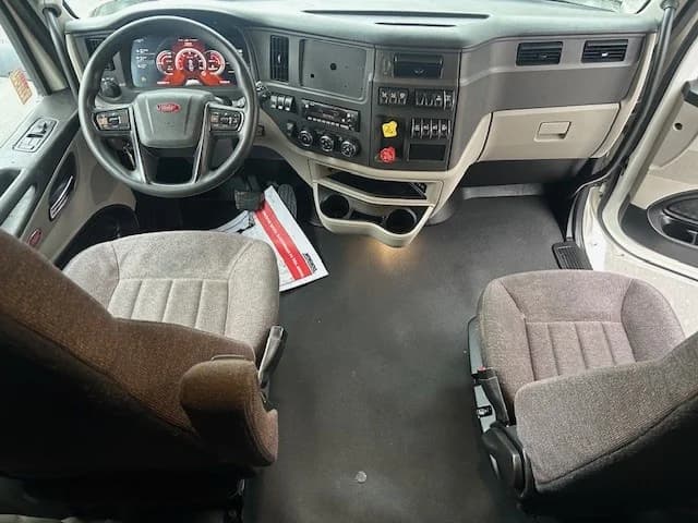 2023 Peterbilt 579 in Charlotte, NC — photo 15