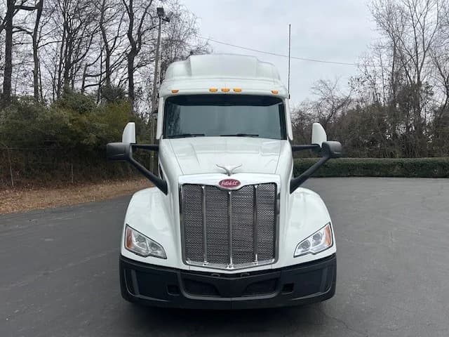2023 Peterbilt 579 in Charlotte, NC — photo 2