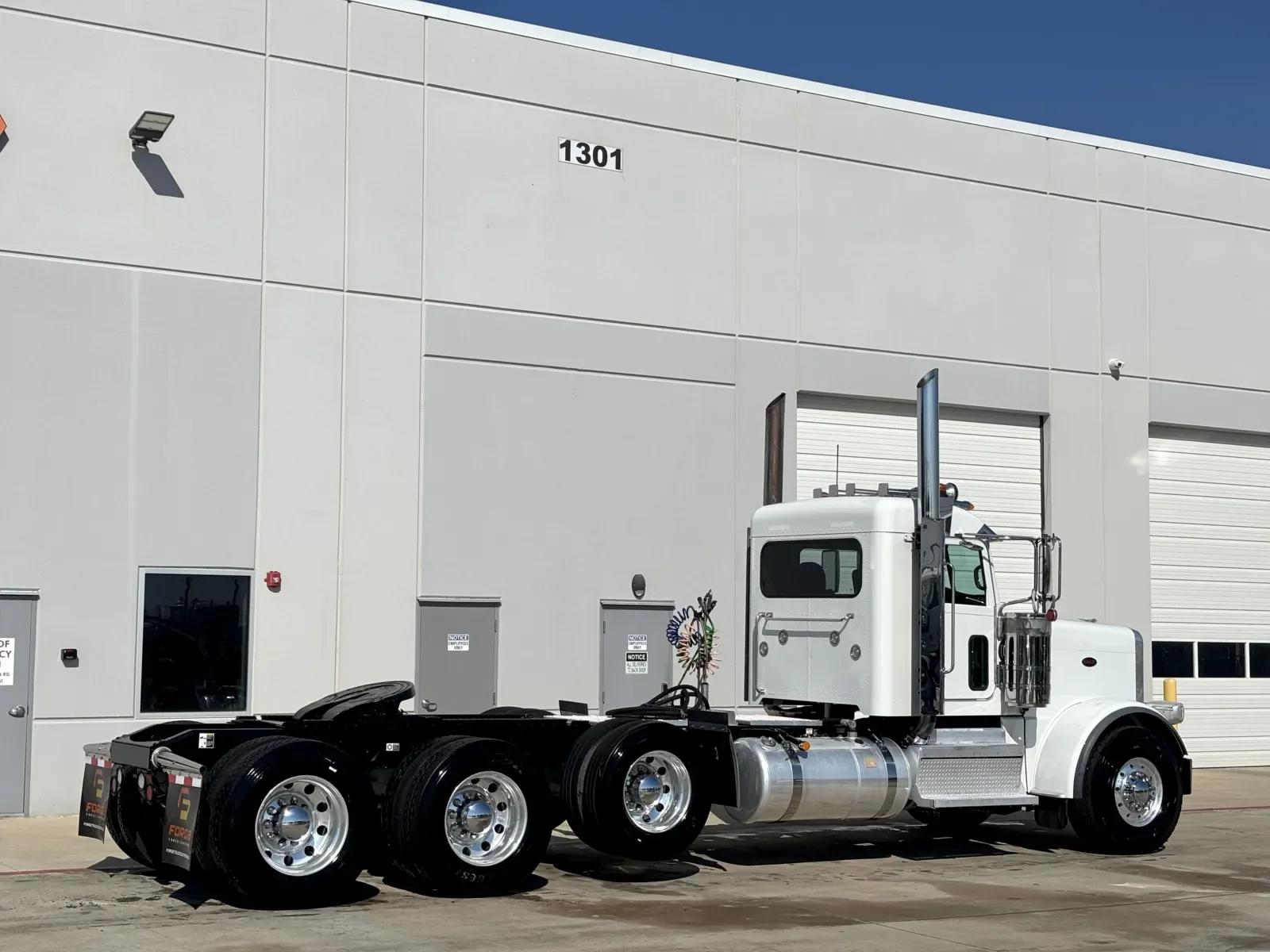 2023 Peterbilt 389 in Hutchins, TX — photo 5