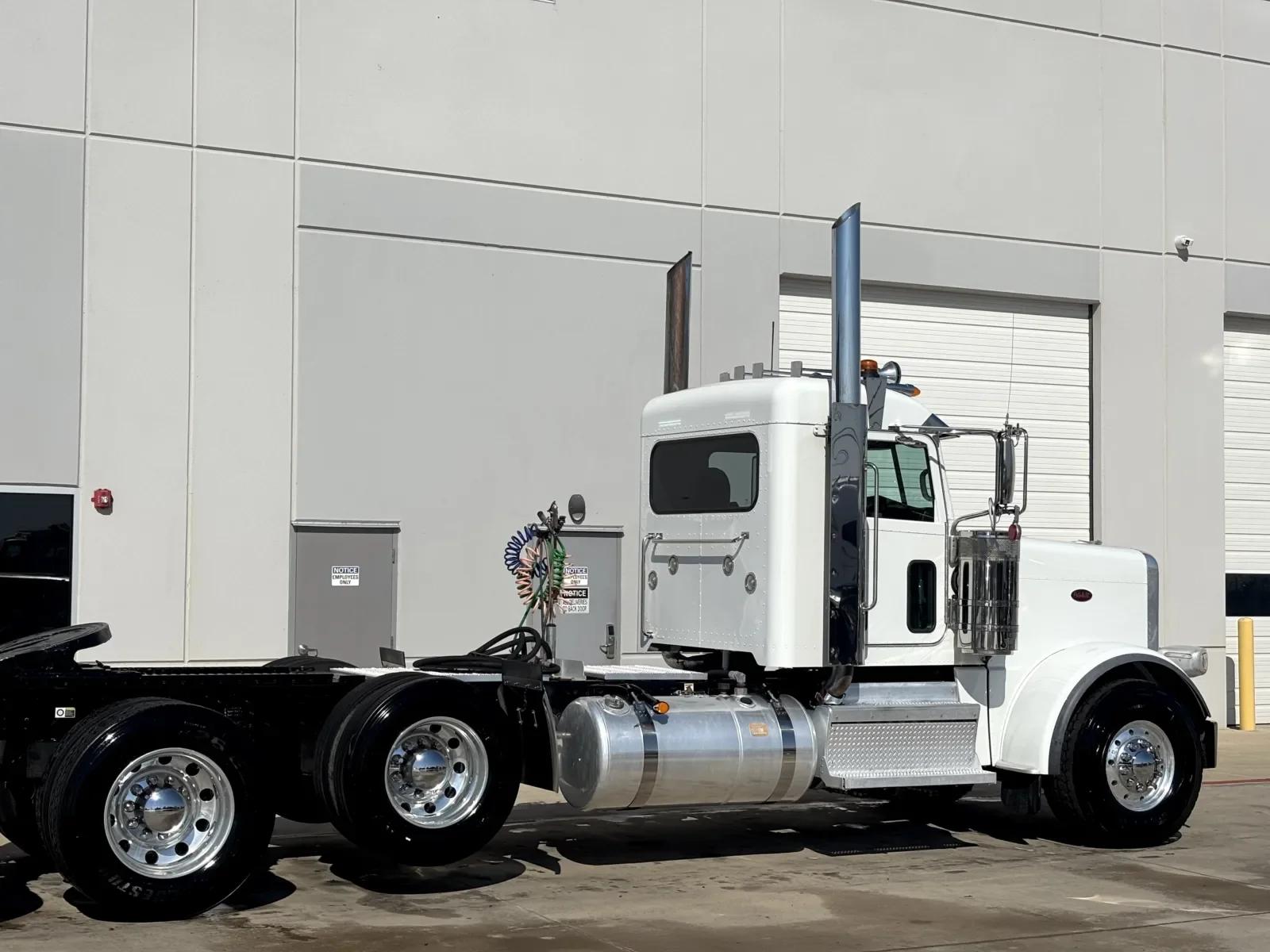2023 Peterbilt 389 in Hutchins, TX — photo 7