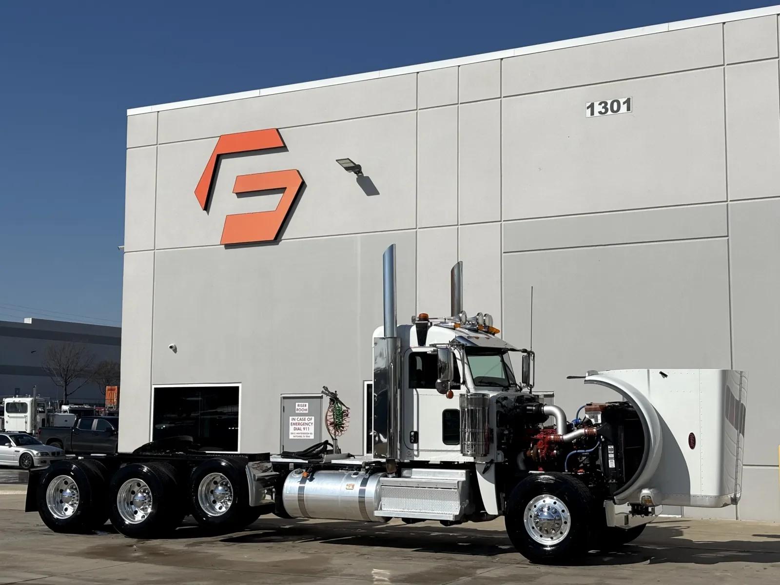2023 Peterbilt 389 in Hutchins, TX — photo 9