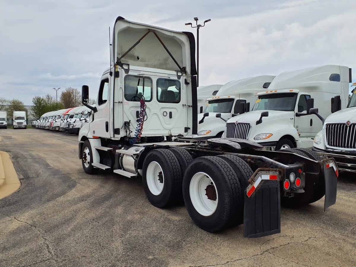 2020 Freightliner Cascadia in Bolingbrook, IL — photo 6