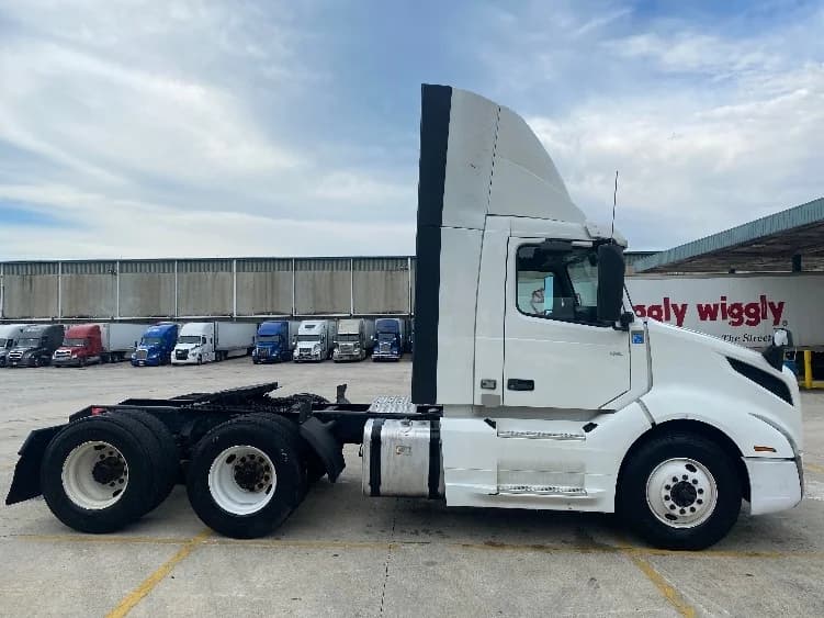 2020 Volvo VNL 300 in Bessemer, AL — photo 8