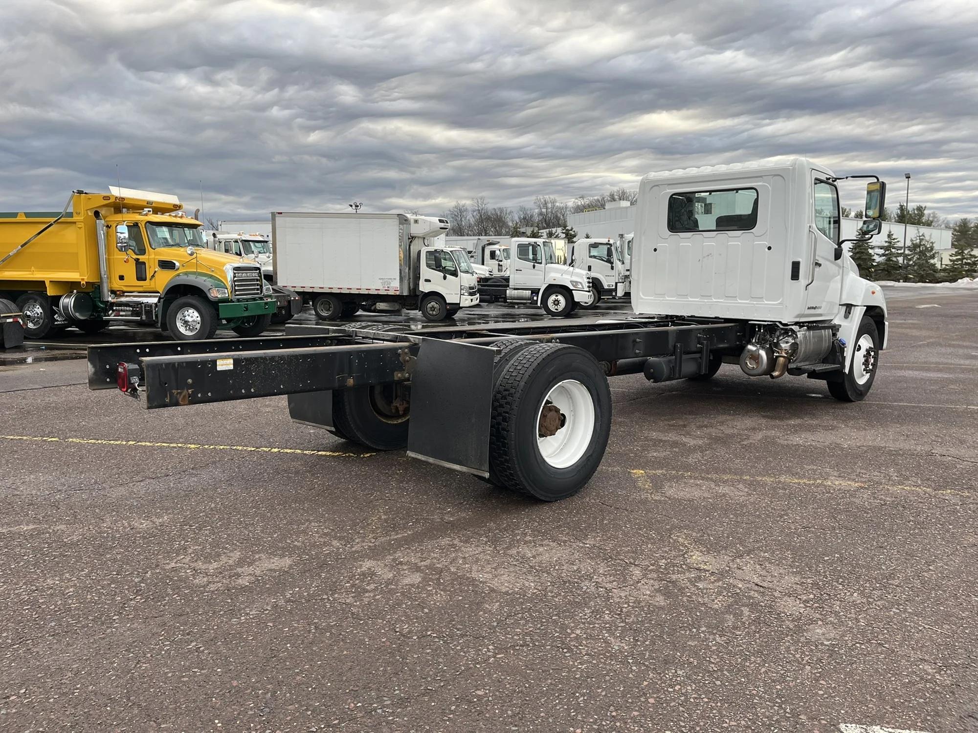 2019 Hino 268 — photo 4