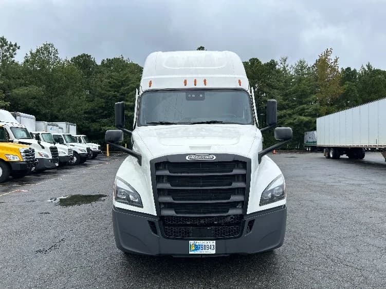 2020 Freightliner Cascadia in Chester, VA — photo 2