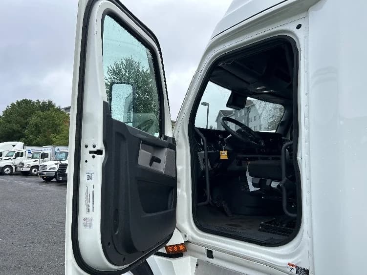 2020 Freightliner Cascadia in Chester, VA — photo 9