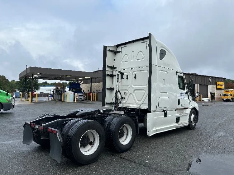 2020 Freightliner Cascadia in Chester, VA — photo 7