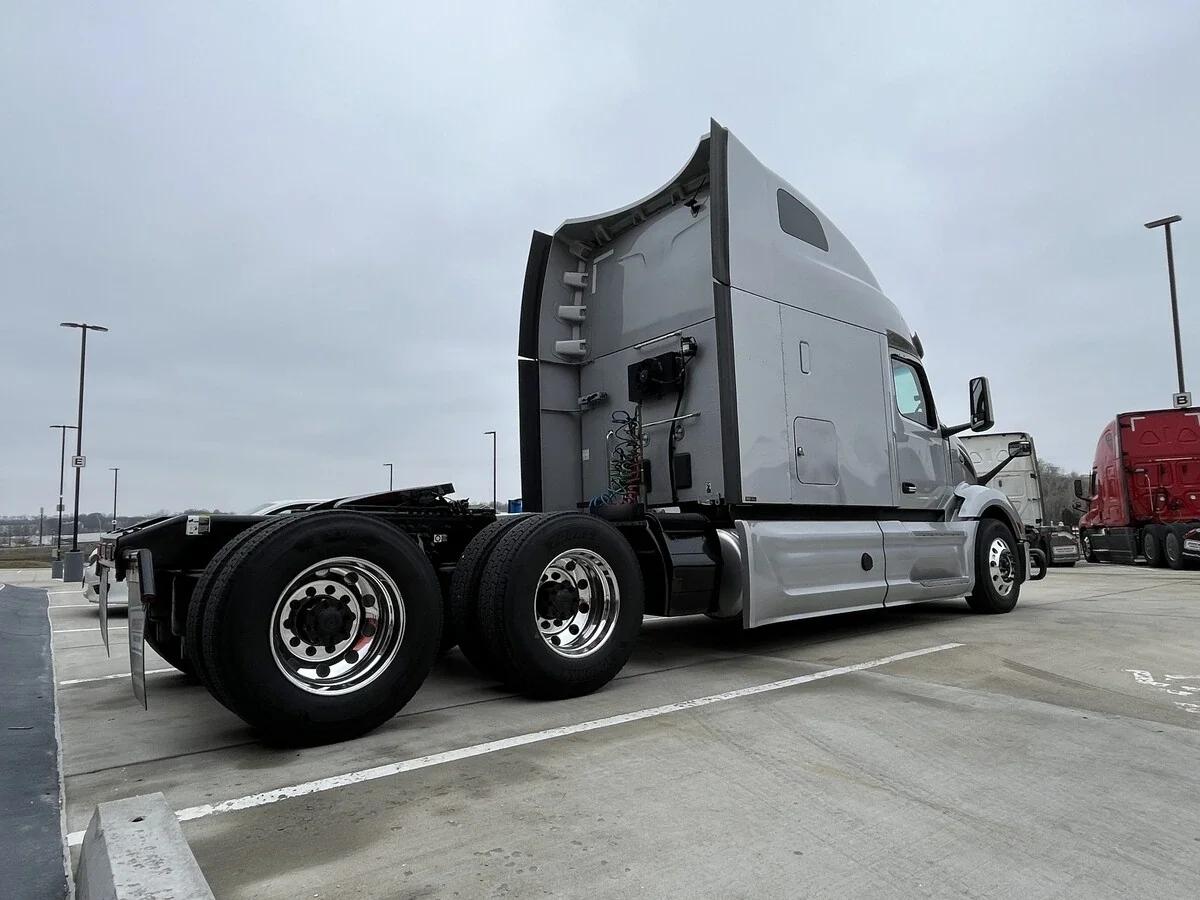 2023 Peterbilt 579 in Kansas City, MO — photo 8