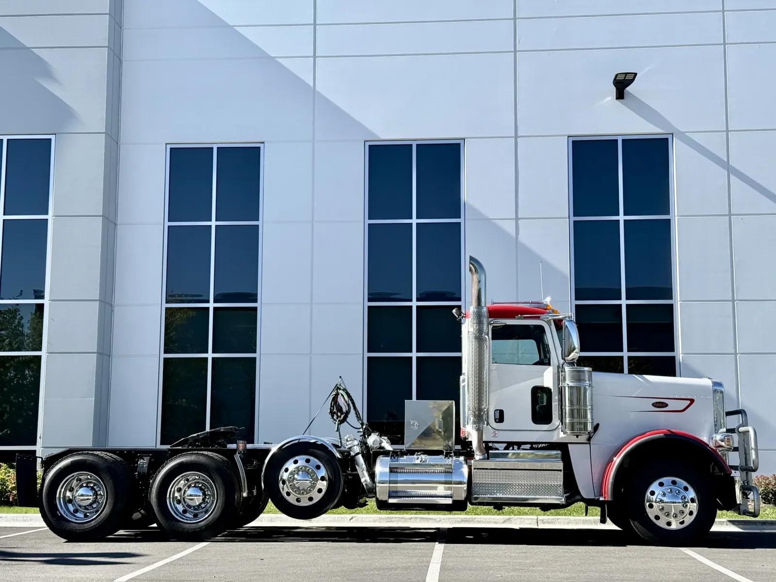 2023 Peterbilt 389 in New Lenox, IL — photo 3