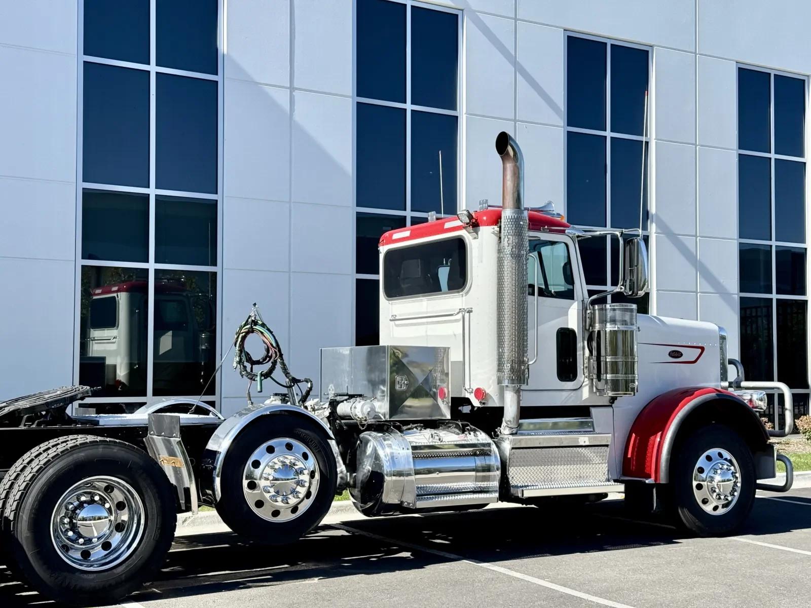 2023 Peterbilt 389 in New Lenox, IL — photo 7