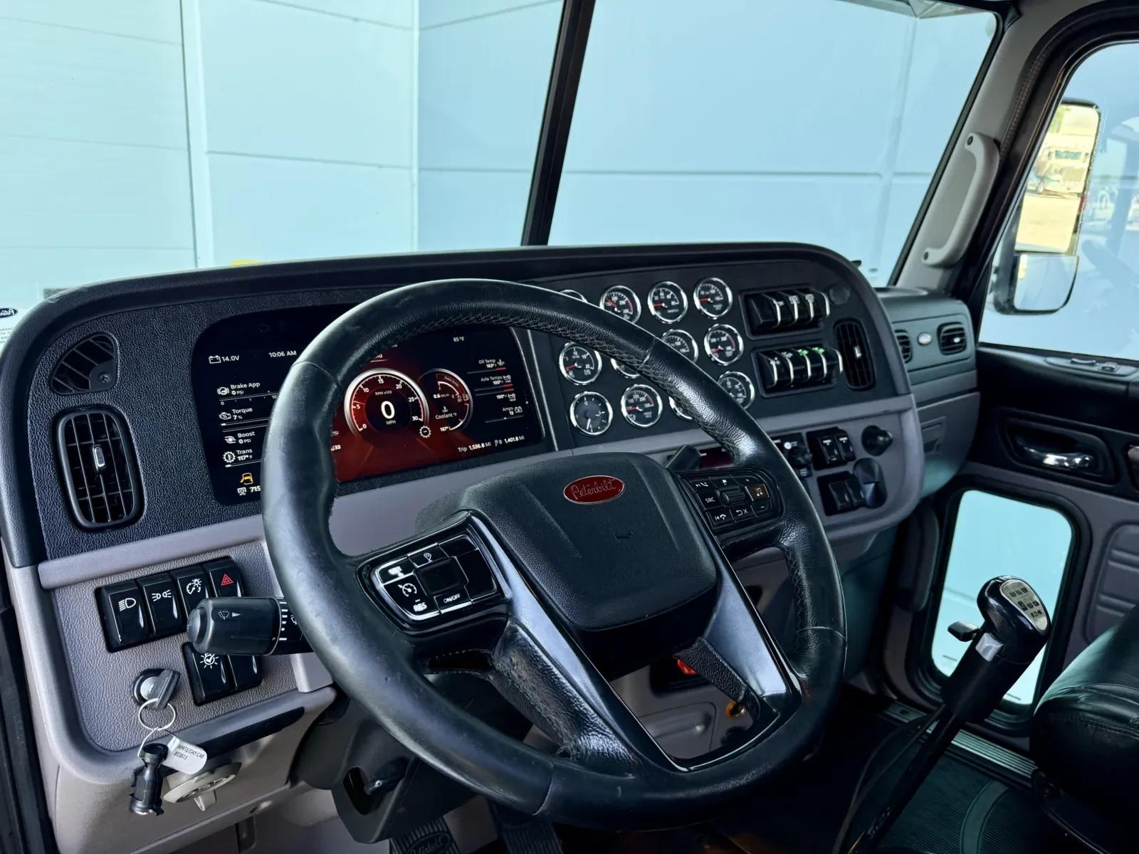 2023 Peterbilt 389 in New Lenox, IL — photo 15