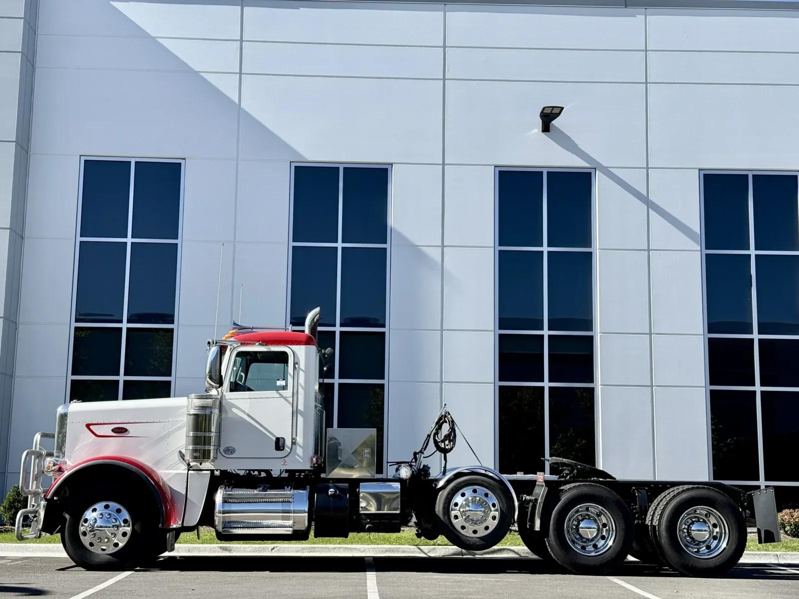 2023 Peterbilt 389 in New Lenox, IL — photo 4
